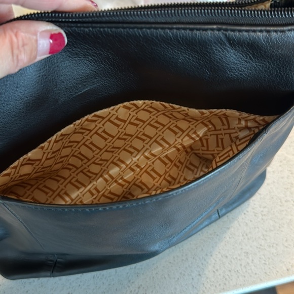 Tignanelio sholder crossbody black with gold accents with pockets - Picture 6 of 10